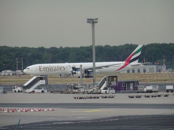 de-emirates-b777-frankfurt-030622-pic2-full.jpg