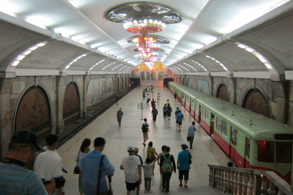 kp-pyongyang_metro-puhung_station-060812-romanbansen-full.jpg